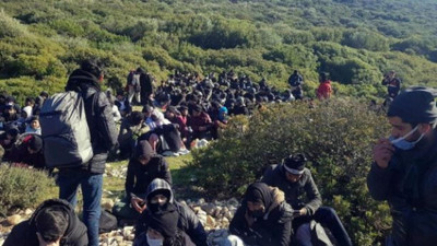 Sınırı ellerini kollarını sallayarak geçiyorlar. Dev duvarlar bile çare olmadı