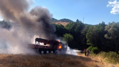 Vinçli kamyon cayır cayır yandı: 8 yaralı