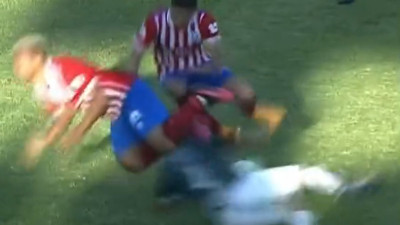 Rakip futbolcuya uçan tekme attı. Hiçbir şey yokmuş gibi devam etti