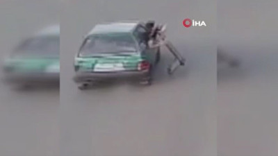 Yolda ilerleyen adamın scooterını çaldılar