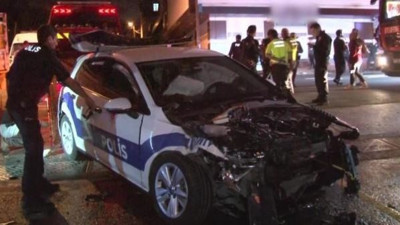 Kamyonet polis aracını biçti. Polis memuru sıkıştı