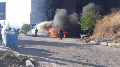 Park halindeki üç araç alevlere teslim oldu