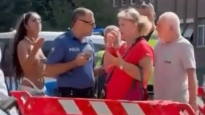 Ünlü manken ip bikiniyle sokağa çıkınca polise şikayet edildi