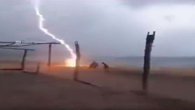 Gökyüzünden sinsice geldi iki kişiyi öldürdü. İsabet edince olduğu yere yığıldılar