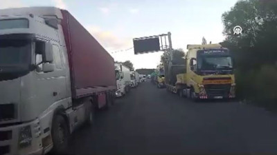 İnternet sistemi çöktü, sınırda TIR kuyruğu uzadıkça uzadı