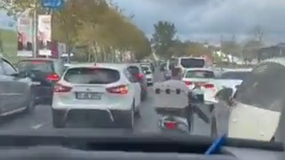 Ambulansın önünü açmak isteyen motokurye talimatları dinlemeyen araçlara tekme attı