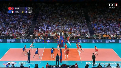 Kızlar sahada o mikrofon başında ölmüş. Dinlemezseniz Fransız kalırsınız