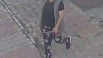 Bıçakla sokakta oynayan çocukları kovaladı