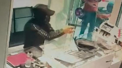 Kuyumcuyu vurdu altınları alıp kaçtı