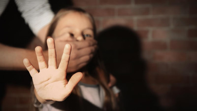 Cinsel istismarla suçlanan öğretmene başka okulda görev. Veliler isyanda: Çocuğum okula giderken titriyor