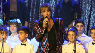 Sıla Gençoğlu lösemi hastalığını yenen çocuklarla birlikte söyledi