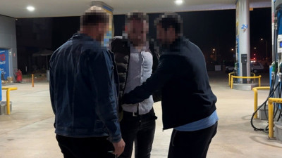 Yakalanacağını anlayınca uyuşturucuyu klozete attı