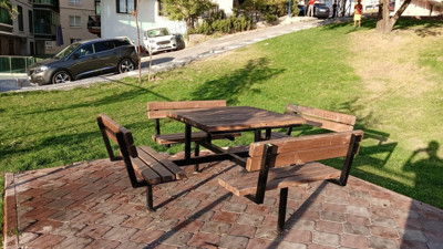 El freni çekilmeyen araç çardağa çarptı