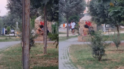 Kadın çocukların gözü önünde parkta banyo yaptı. Ne zor durumda kalmış ki çeşmede yıkanıyor. Sizi bu duruma düşürenler utansın