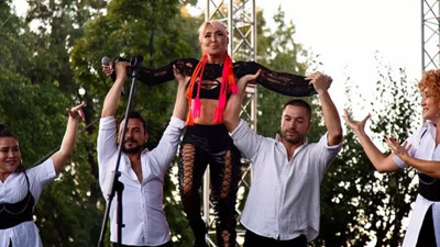 Yonca Evcimik yeni yaşını sahnede kutladı. “Yaşım 60 ama ruhum ergen”