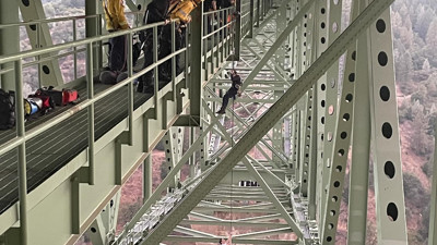 Video çekmek için çıktığı köprünün altında asılı kaldı