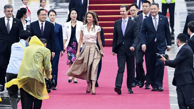 Esad Çin’e gitti. Suriyeliler de Suriye’de savaş var denilerek Türkiye’ye alınıyor