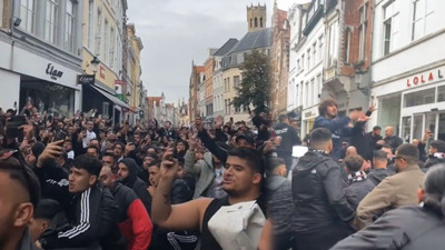 Binlerce Beşiktaş taraftarı Brugge sokaklarını Dolmabahçe'ye çevirdi