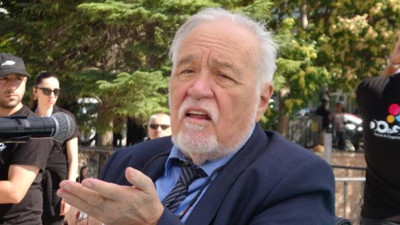 İlber Ortaylı mikrofonu bozulunca sinirlendi: Bu işler kanun nizam yazmakla olmuyor