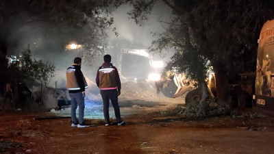 Yıldırımın düştüğü ahır yandı