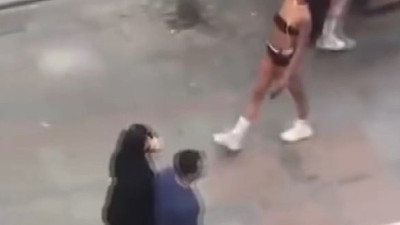 İp bikiniyle Kadıköy'de dolaşan mankene hakim ahlak ve toplum değerleriyle ilgili kitap okuma cezası verdi