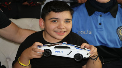 Amasya'da polisten bedensel engelli çocuğa doğum günü sürprizi