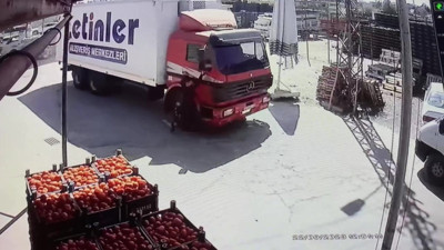 Kamyona binmek isterken canından oldu. Halde korkunç kaza kamerada