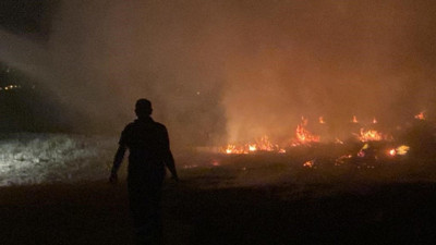 Otluk arazide çıkan yangın geceyi aydınlattı (22 Eylül 2023)