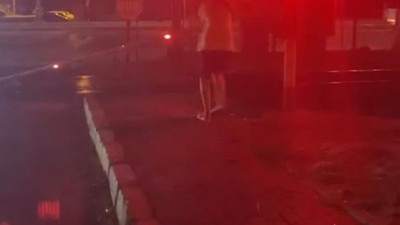 ‘Tren kaza yapar’ dedi, rayların üzerine düşen bariyer canı pahasına müdahale etti