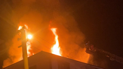 Düzce’de trafo patladı, çatı alev alev yandı