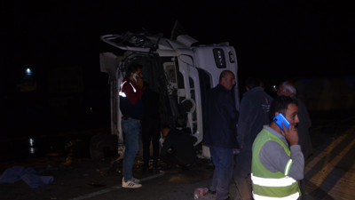 İki tır kafa kafaya çarpıştı: 1 ölü, 1 yaralı