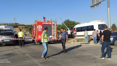 Okul servisi, iki araca ve direğe çarparak durabildi: 7'si öğrenci 8 yaralı