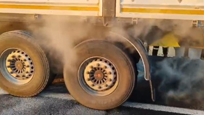 Hareket halindeki tırın lastikleri alev aldı