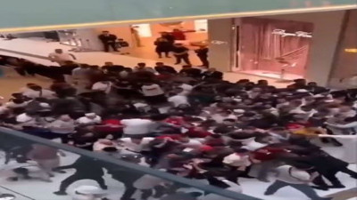 iPhone 15 alabilmek için birbirlerini ezdiler. Güvenlikler bile yetersiz kaldı