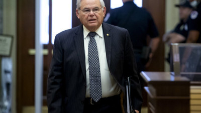 ABD'de rüşvetle suçlanan Türkiye karşıtı Menendez Senato'daki görevinden ayrıldı