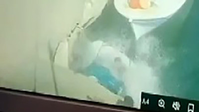 Elektrikli bisiklet, balıkçıyla birlikte denize düştü