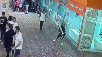 Herkesin ortasında kaldırıp yere fırlattı. ‘Neden yan baktın’ deyip tekme tokat dövdü