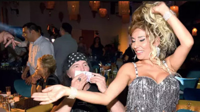 Dünyaca ünlü şarkıcı dansözü görünce dayanamadı