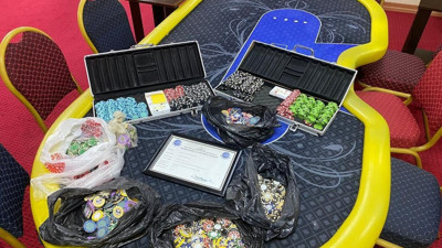 Kılık değiştirip kahvehaneye sızan polis, kumarı belgeledi