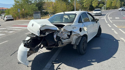 Otomobil aydınlatma direğine çarptı: 1 yaralı (24 Eylül 2023)