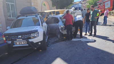 Minibüs önce 6 araca sonra yayalara çarptı: 1 ölü, 2 yaralı