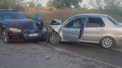 Bursa'da 2 otomobil kafa kafaya çarpıştı: 1'i bebek 6 kişi yaralandı