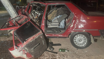 Aydınlatma direğine çarpan otomobilin sürücüsü ağır yaralandı