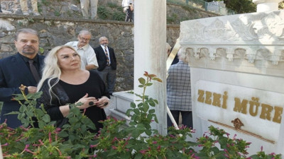 Zeki Müren ölümünün 27'inci yılında kabri başında anıldı
