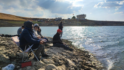 Denizi olmayan ilde oltasına alan balık tutmaya koştu