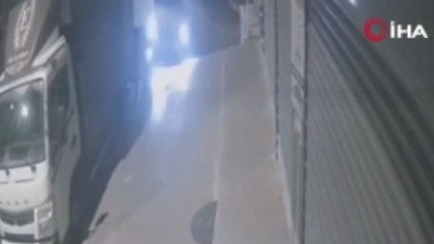 Aşırı hız yapan araç dükkana daldı