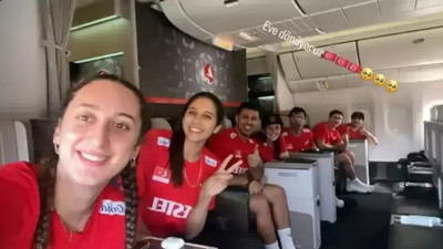Voleybolcu kızlarımızdan uçakta anlamlı mesaj: Ekonomiden kurtarana Allah razı olsun