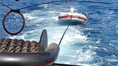 Bodrum açıklarında sürüklenen bot kurtarıldı