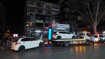 İki araç çarpışıp elektrik direğine vurdu: 3 yaralı