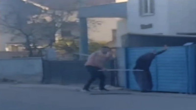 Eşinin tartıştığı kadın komşusunu su borusuyla defalarca vurdu